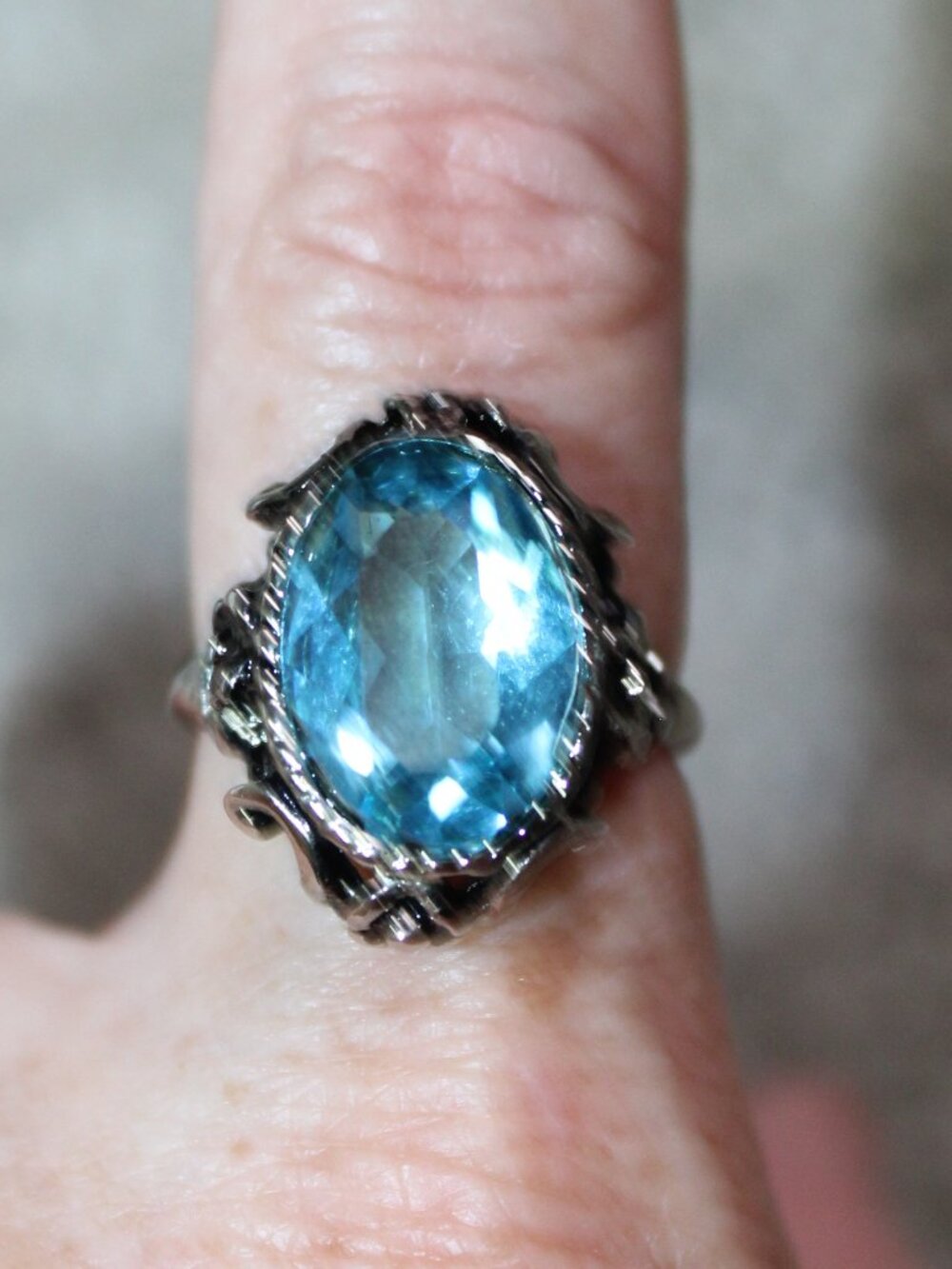 Silver-tone Size 7 Oval Blue Faceted Crystal Filigree Design Cocktail Ring